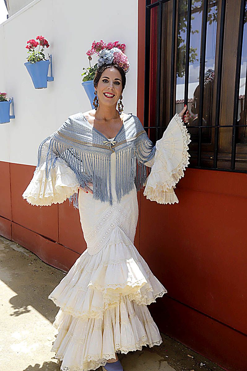 Trajes de gitana en El Arenal el jueves de Feria