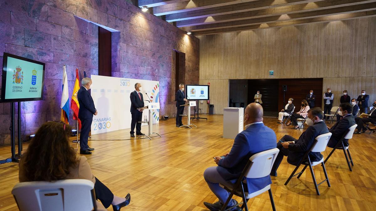 Momento del acto en Santa Cruz de Tenerife, hoy, para la rehabilitación de más de 1.300 viviendas en Canarias el año que viene.