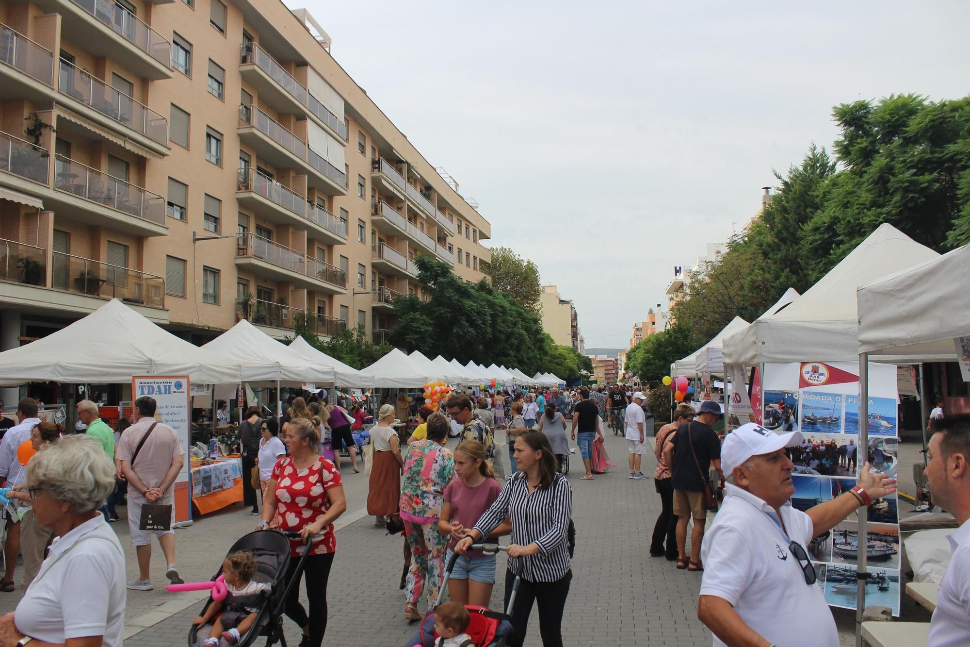 La Feria de Asociaciones llena la calle la Vía de entidades sin ánimo de lucro