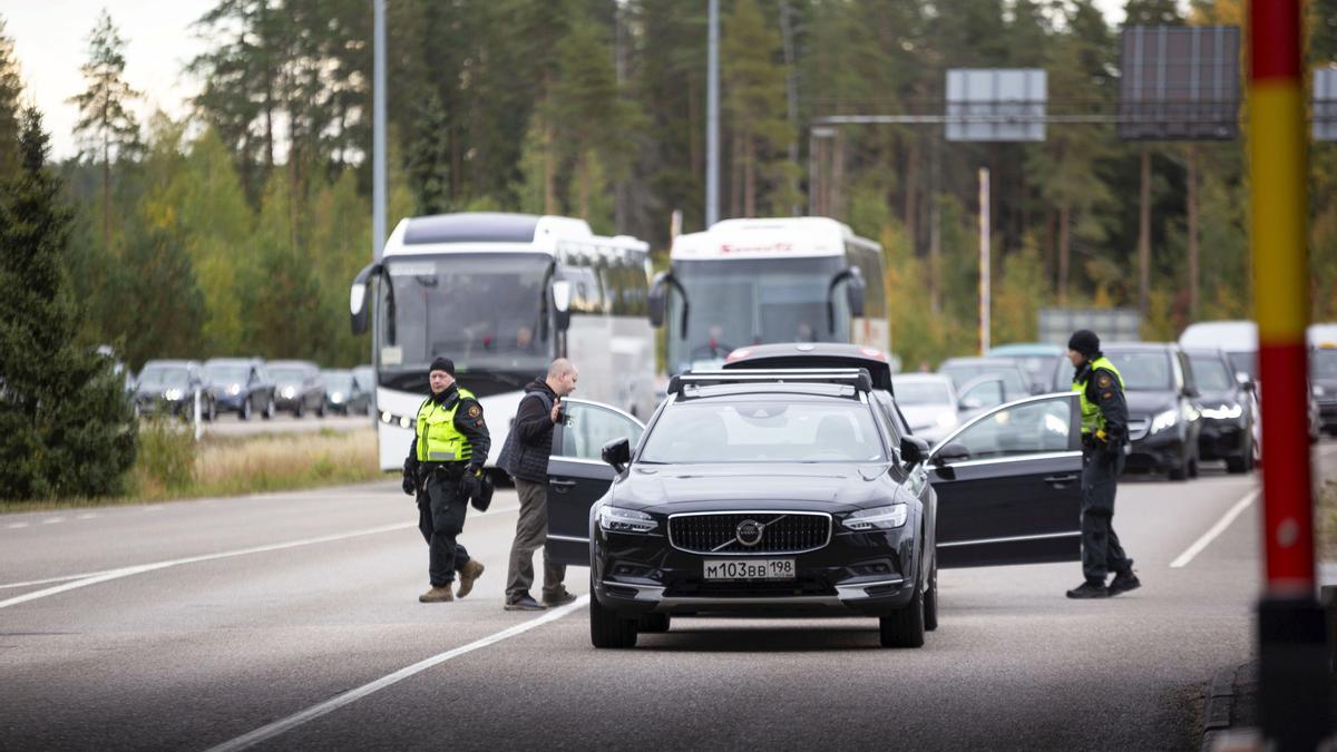 Una caravana de vehículos en la frontera de Rusia con Finlandia.