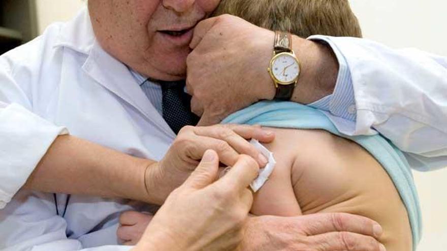 Un niño recibiendo una inyección. // V.L.