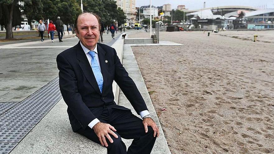 Eduardo Toba posa en el paseo que proyectó y a unos metros de la línea del tranvía.  | // CARLOS PARDELLAS