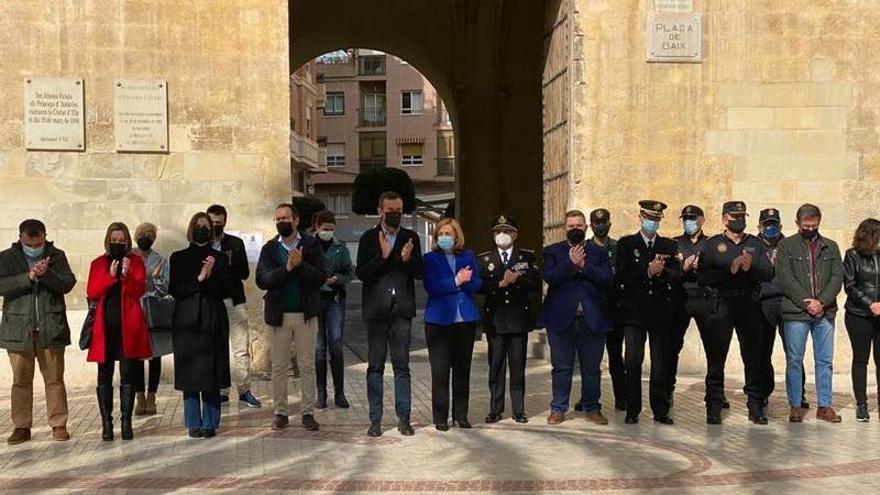 Elche guarda tres minutos de silencio por el parricidio