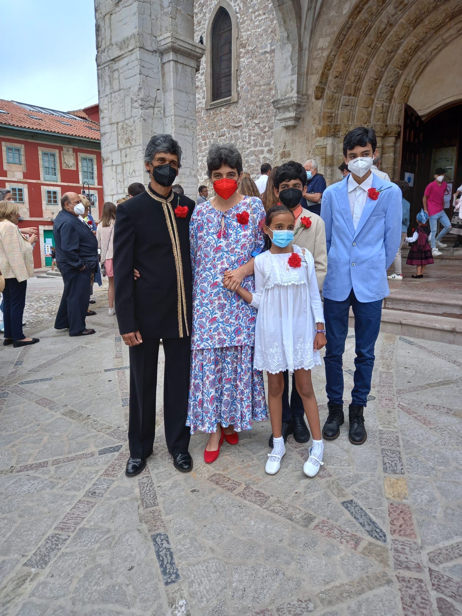 Los fieles de la Magdalena, de Llanes, cumplieron con su clavel rojo