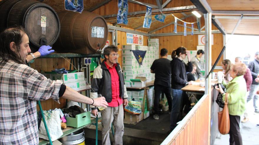 La Folixa riega de sidra las calles de Mieres