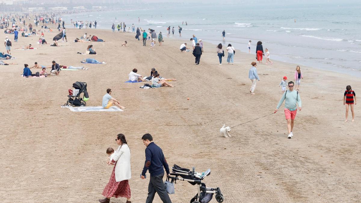 Las playas de València se llenan este domingo ante el aumento de las temperaturas.
