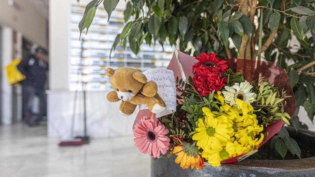 Flores depositadas en el edificio de La Vila tras el incendio.