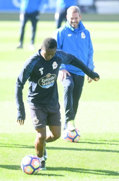 Sesión de entrenamiento en Riazor antes de disputar el trascendental encuentro ante el Granada.