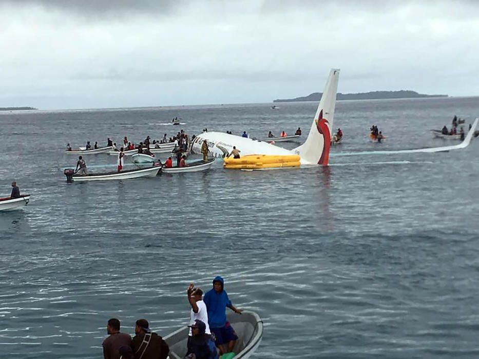 Un avión de pasajeros cae al mar en Micronesia tras despegar sin causar víctimas