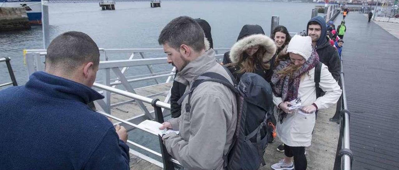 Turistas en la cola para viajar a Cíes la pasada Semana Santa, cuando se estrenó el nuevo sistema. // C. Graña