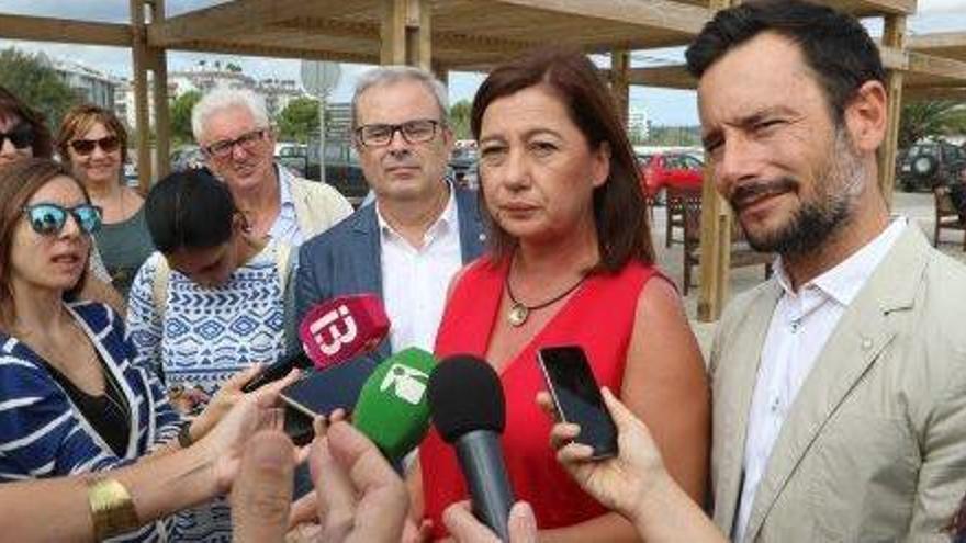 Torres, Armengol y Ruiz atienden a los medios de comunicación en la playa de Talamanca.