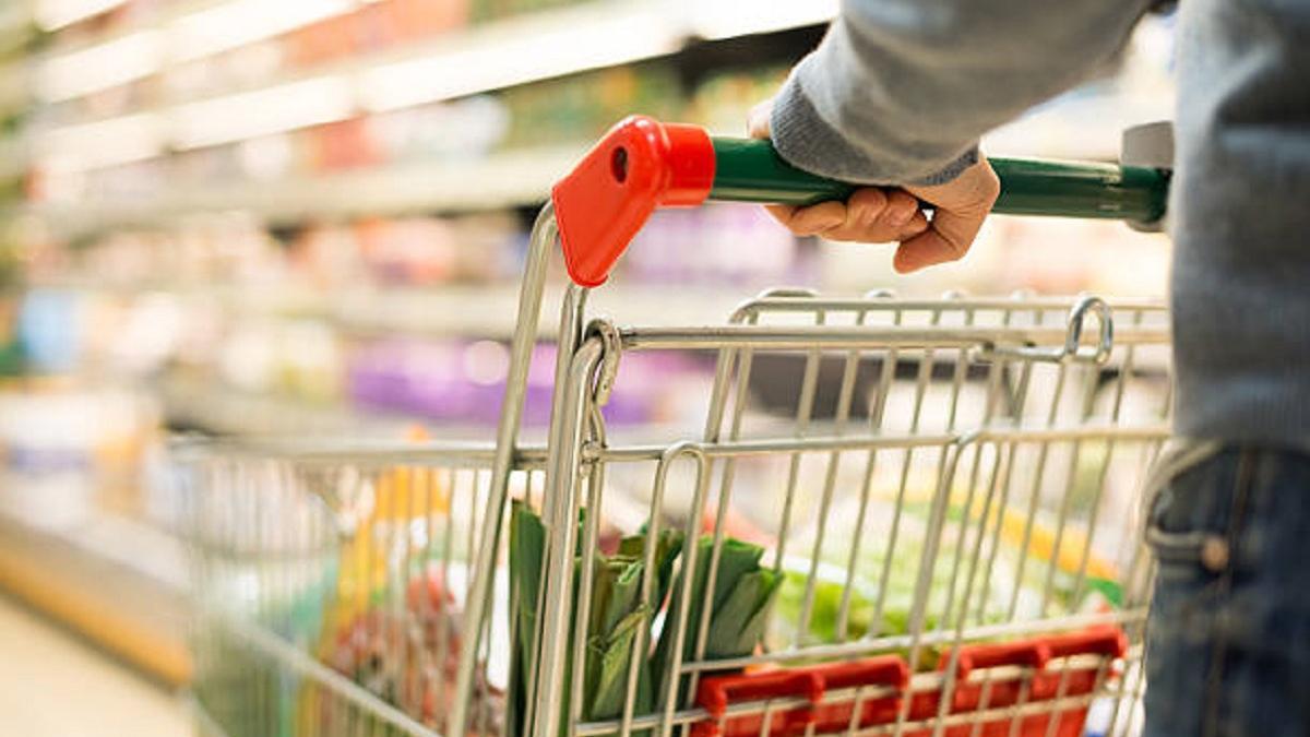 Qué supermercados abrirán este puente.