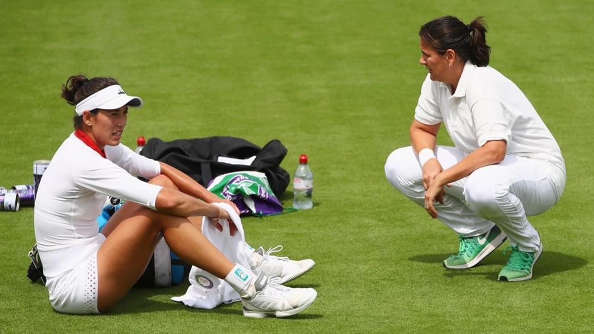 Garbiñe Muguruza charla con Conchita Martínez durante un entrenamiento en el All England Club antes del inicio de Wimbledon 2017.