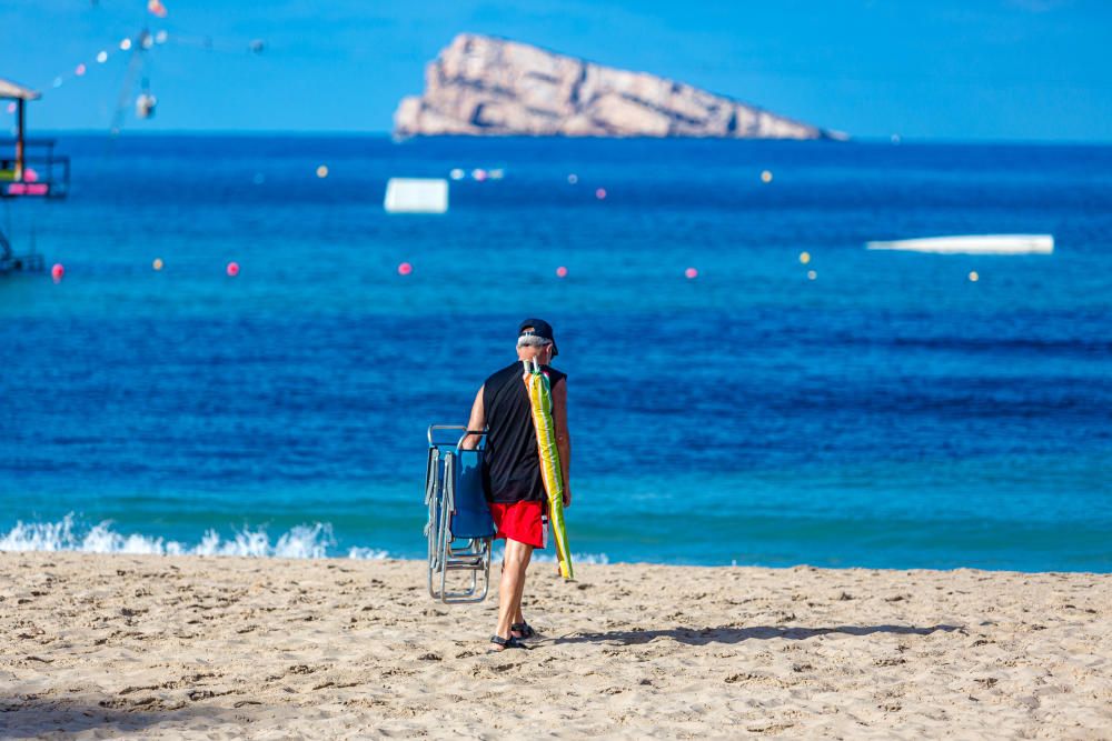 Colas de acceso a la playa el primer día de puesta en marcha del sistema de reservas de parcelas.