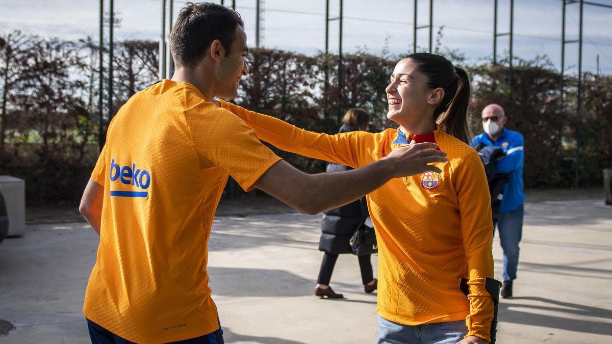 Jana se saluda con Eric García, este sábado en la ciudad deportiva del Barça.