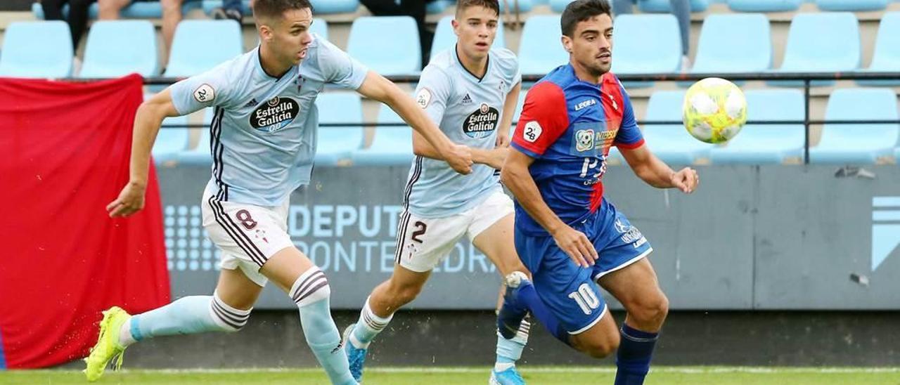 Davo se lleva el balón ante dos jugadores del Celta B.