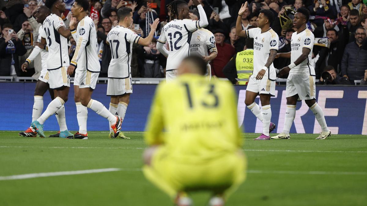 Gazzaniga encongit mentre els jugadors del Madrid celebren.