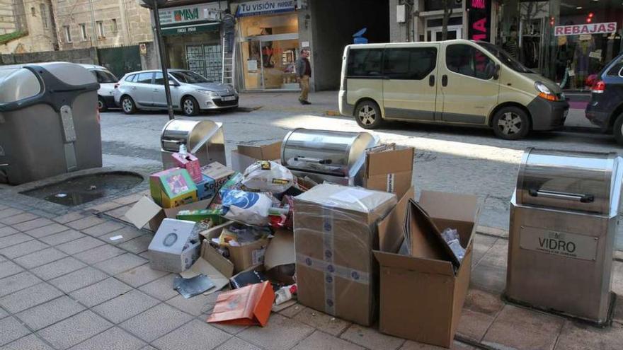 Instalaciones de contenedores subterráneos en una zona de la ciudad que están precintados y fuera de servicio. // Iñaki Osorio