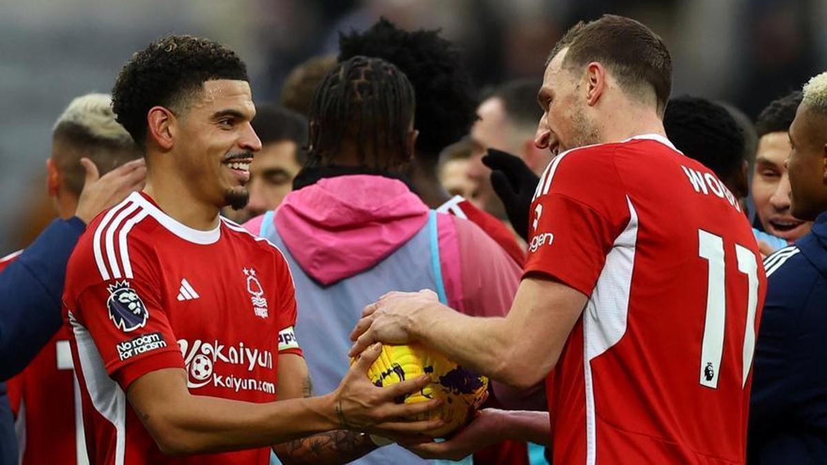 Morgan Gibbs-White entrega el balón del partido a su compañero Chris Wood, autor de los tres goles del Forest al Newcastle.