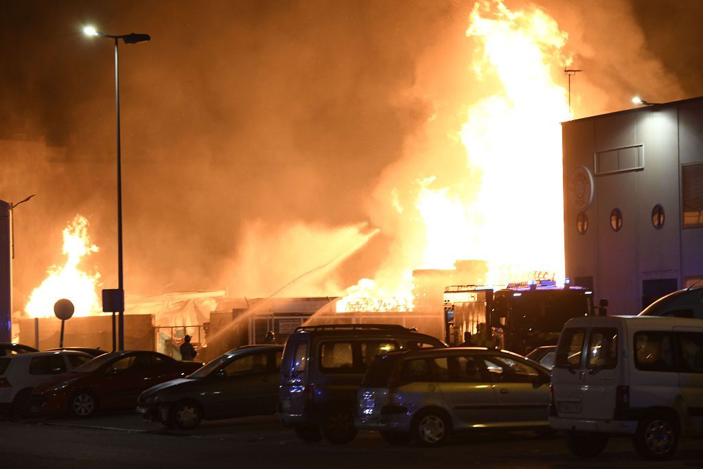 Estas son las imágenes que el aparatoso incendio de Puente Tocinos ha dejado este sábado