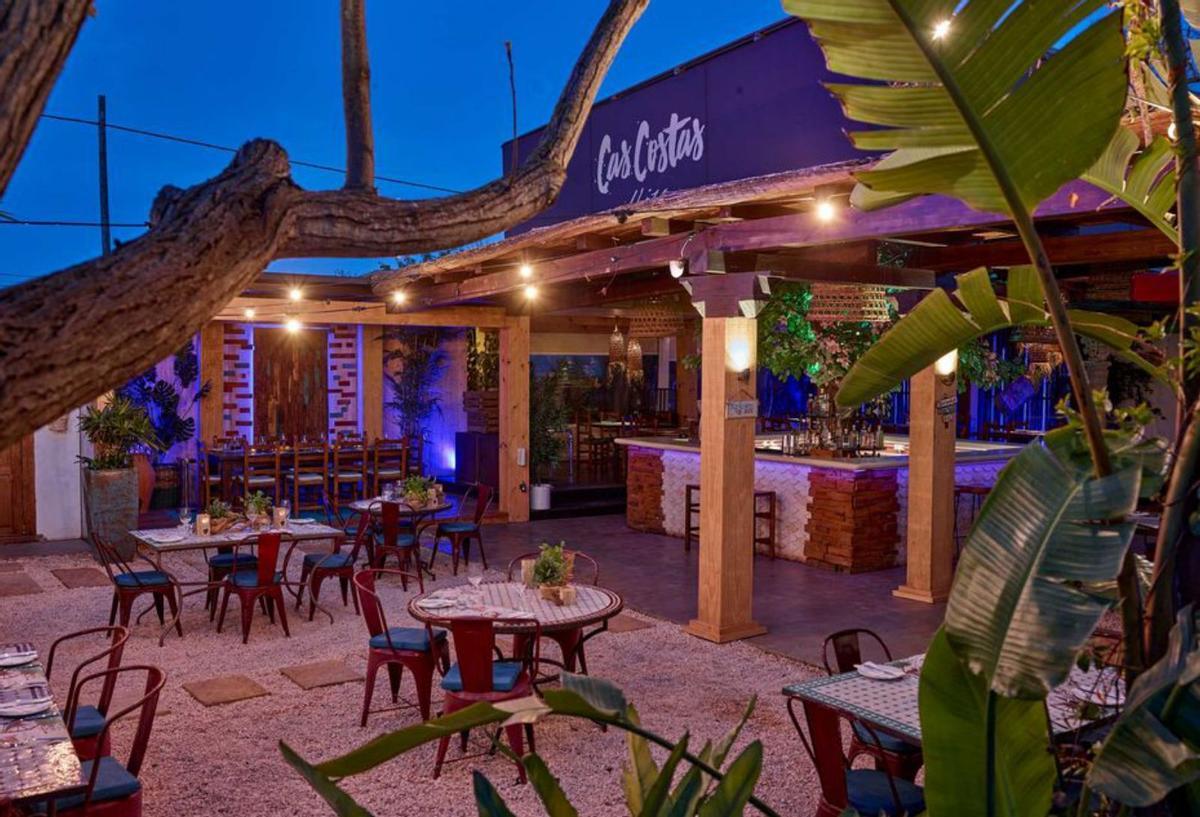 El jardín del restaurante Cas Costas. | JORDI CERVERA