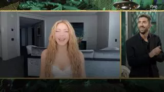 Shakira recibe una misteriosa llamada (dos veces) mientras conectada en directo con David Broncano en 'La Revuelta': "Ahí no se ve quién me llama, ¿No?"