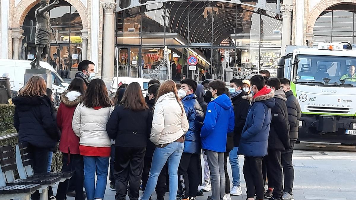 El punto de partida de la ruta literaria se sitúa en la estatua de César Augusto, junto a las murallas romanas.