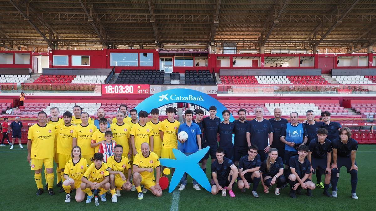 Els protagonistes de l’acció de CaixaBank, abans de començar el partit.