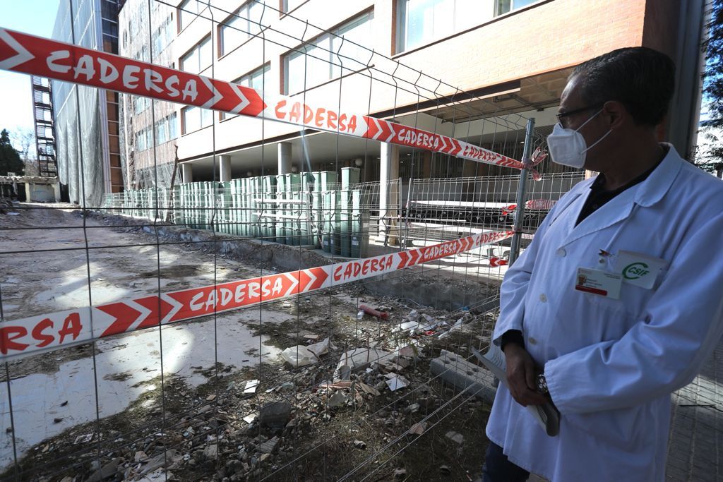 Los residuos de pacientes covid se acumulan en el exterior del Hospital Clínico de València