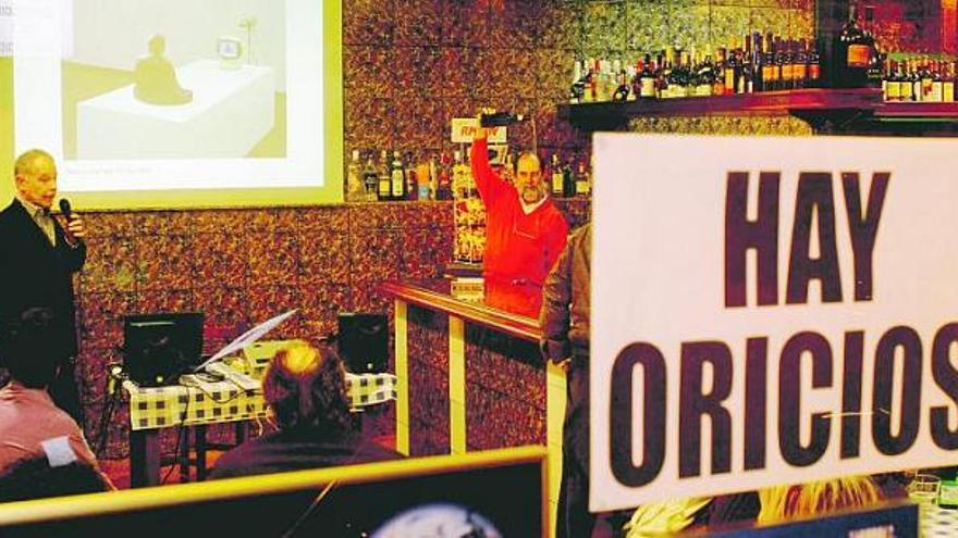 Benjamin Weil, a la izquierda, durante su conferencia, ayer por la tarde, en la sidrería El Globo, de Gijón.