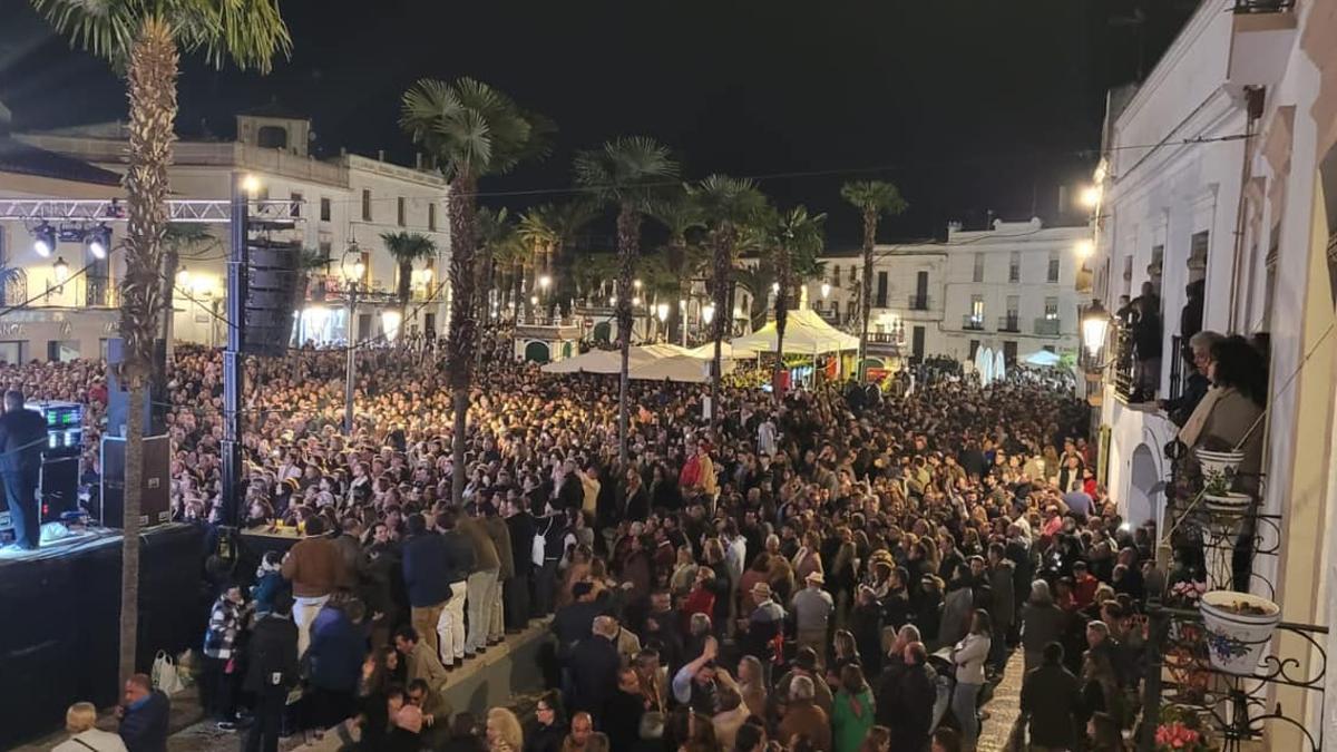 Calles abarrotadas, ayer por la noche en Olivenza, en la zona del paseo chico.