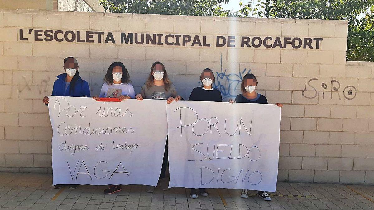 Maestras de la escoleta durante la huelga convocada para reclamar mejoras laborales