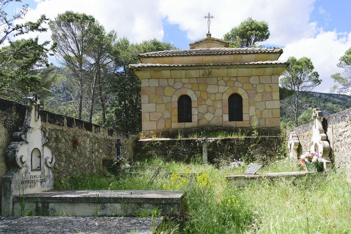 Santa María de Poyos se encontraba en el actual término municipal de Sacedón, en la provincia de Guadalajara, dentro de la comarca de La Alcarria