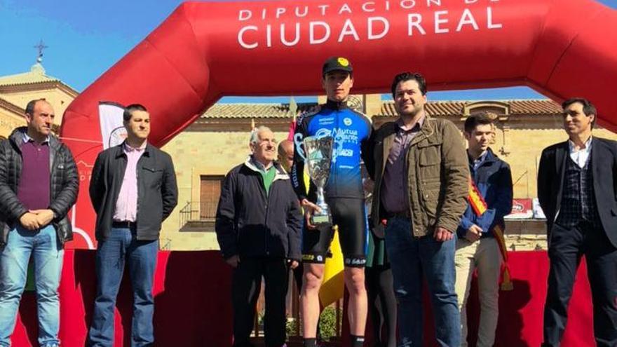 Alejandro Gómiz, con el trofeo de segundo clasificado