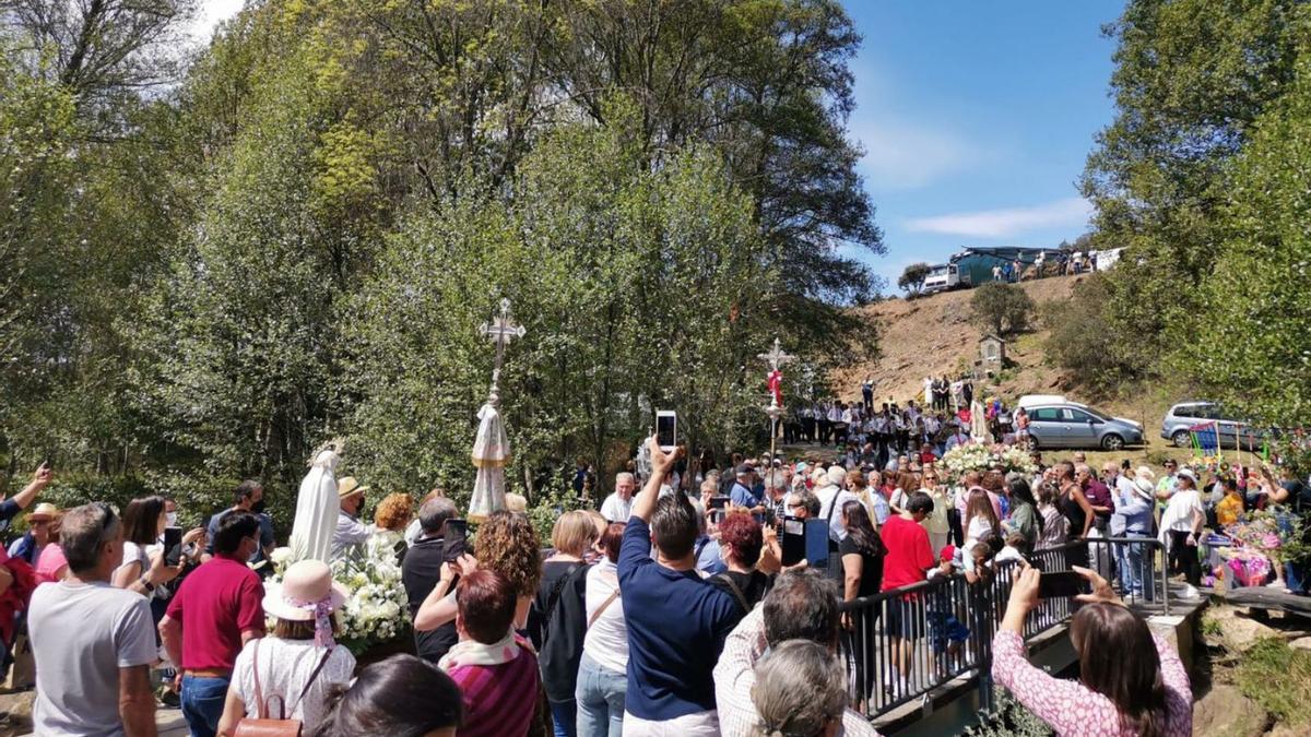 Los devotos arropan a la Virgen de Fátima| Ch. S. 