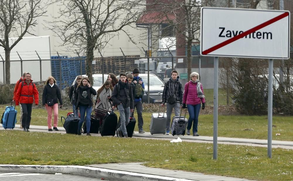 La gente sale de la escena de las explosiones en el aeropuerto de Zaventem