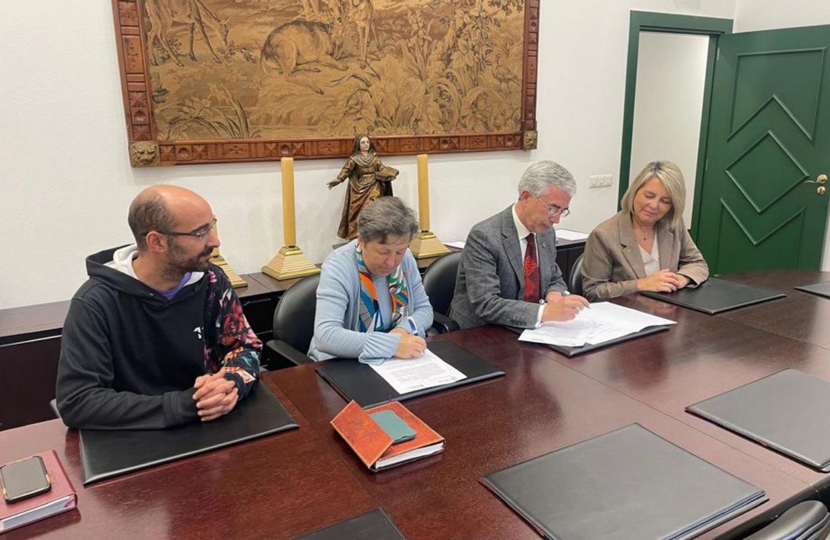 Firma del convenio de colaboración en Santiago. | FdV