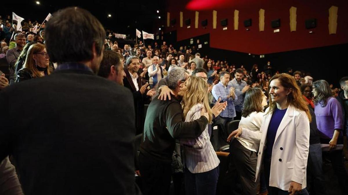 Mónica García junto a Yolanda Díaz y Javi Pallida en el acto de Sumar en Madrid.