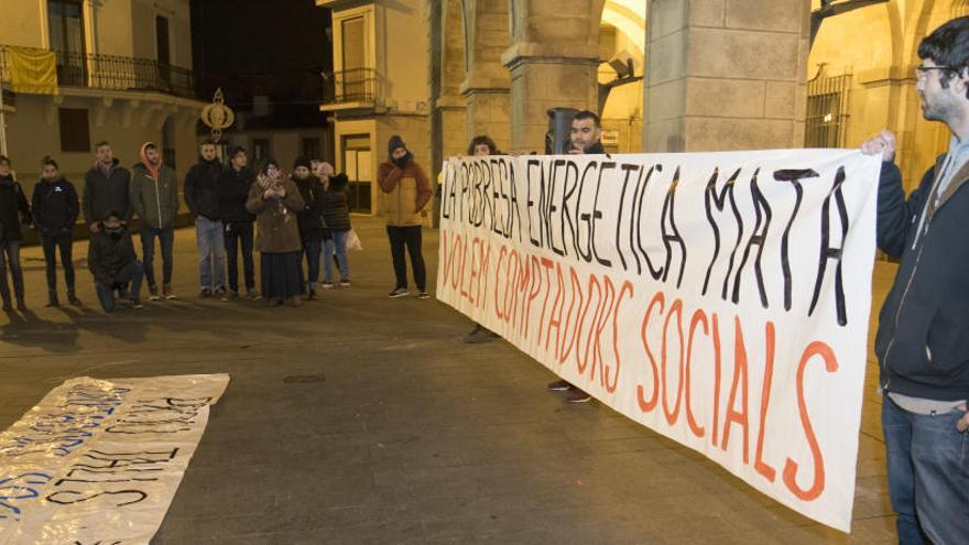 Concentració de l&#039;Aliança contra la Pobresa Energètica APE a la Plaça Major de Manresa