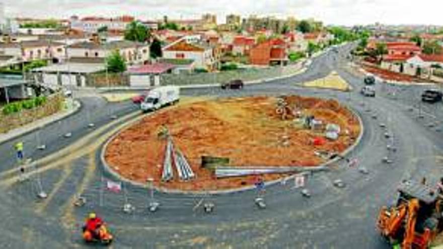 Las dos nuevas rotondas que dan acceso al Nevero se abren al tráfico - El  Periódico Extremadura