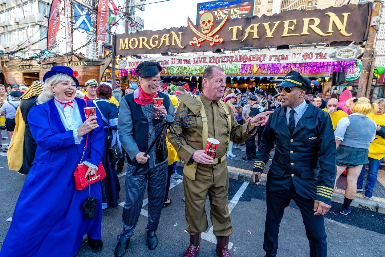 Los británicos desafían a la lluvia y celebran su "Fancy Dress Party" en Benidorm