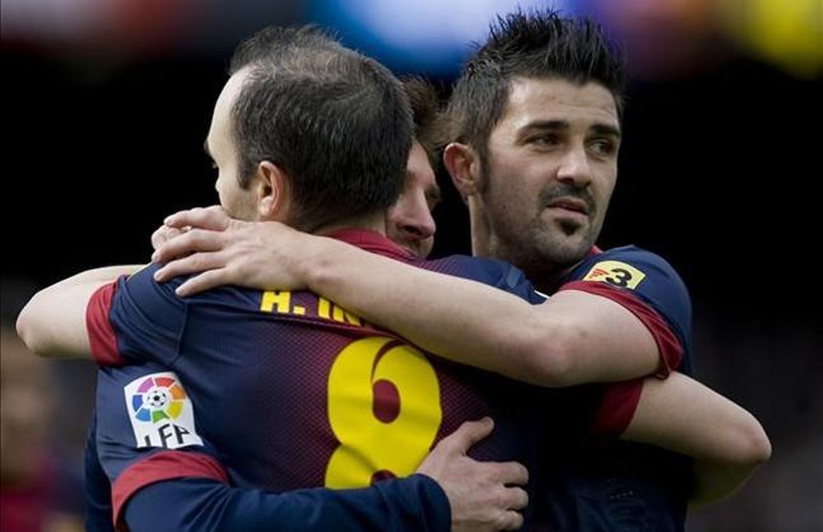 Messi i Villa feliciten Iniesta després del gol que va marcar aquest al Getafe diumenge passat. Messi i Villa feliciten Iniesta després del gol que va marcar aquest al Getafe diumenge passat.