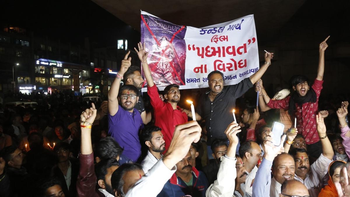Miembros de la comunidad hindú de los Rajput sostienen carteles en contra de la película de Bollywood 'Padmavat'.