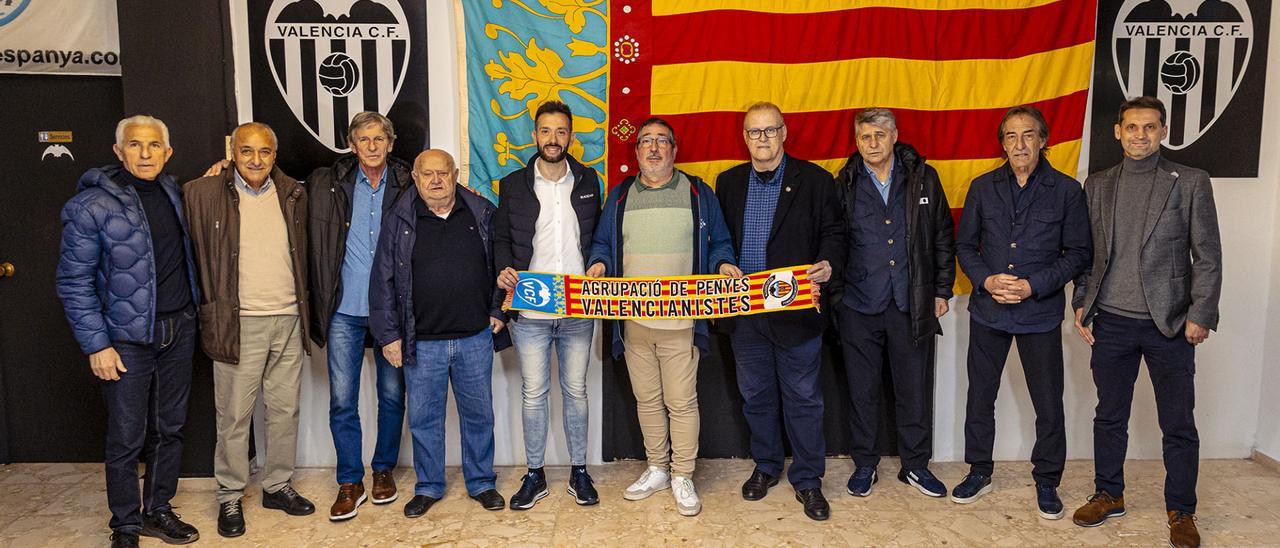 Corberán en la Peña Valencianista de Cheste con las leyendas del Valencia.