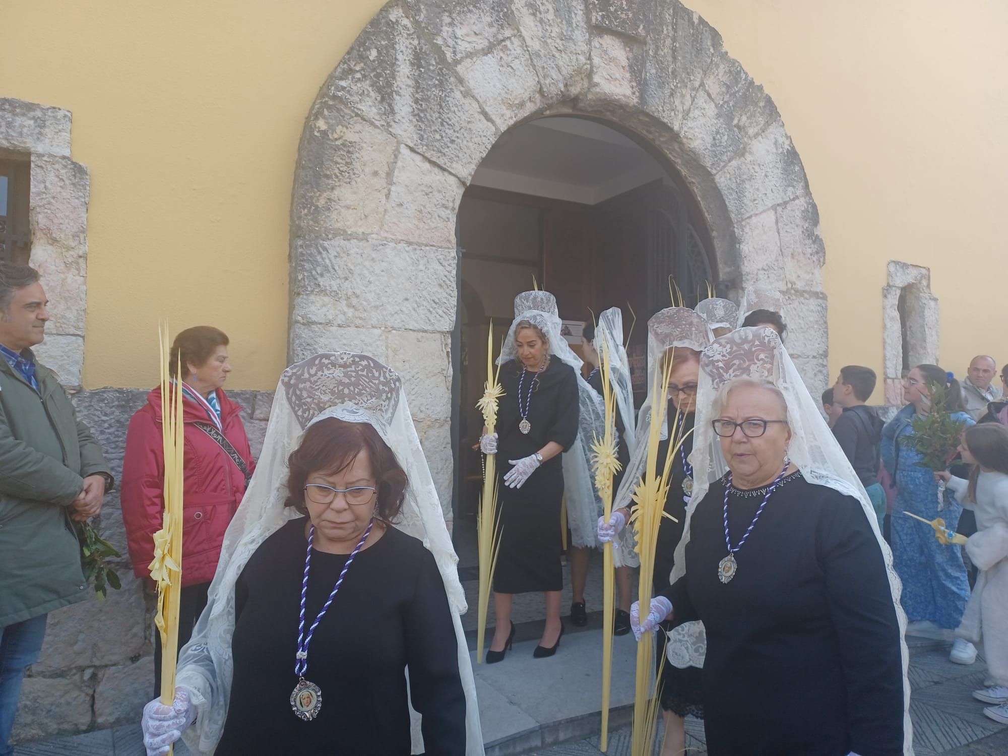 La Borriquilla apasiona en su primera procesión en Lugones, con cientos de vecinos en las calles