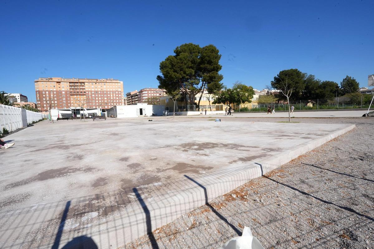 Plataforma de hormigón en el patio de las aulas prefabricadas de Sensal para la isntalación de la cancha de futbito.