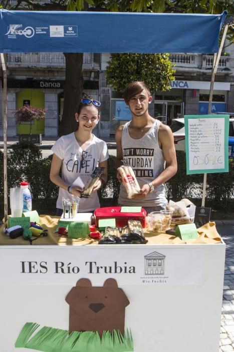 Mercadillo de escolares en el Paseo de Los Álamos