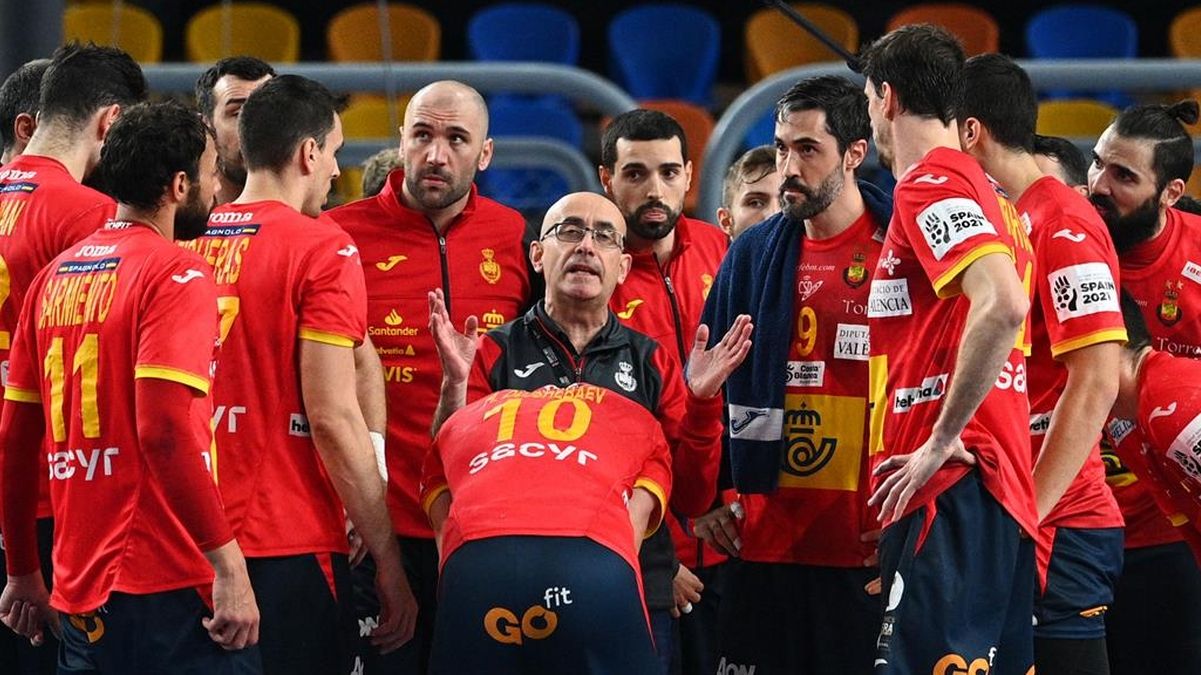 Jordi Ribera da instrucciones a los Hispanos durante la semifinal contra Dinamarca.