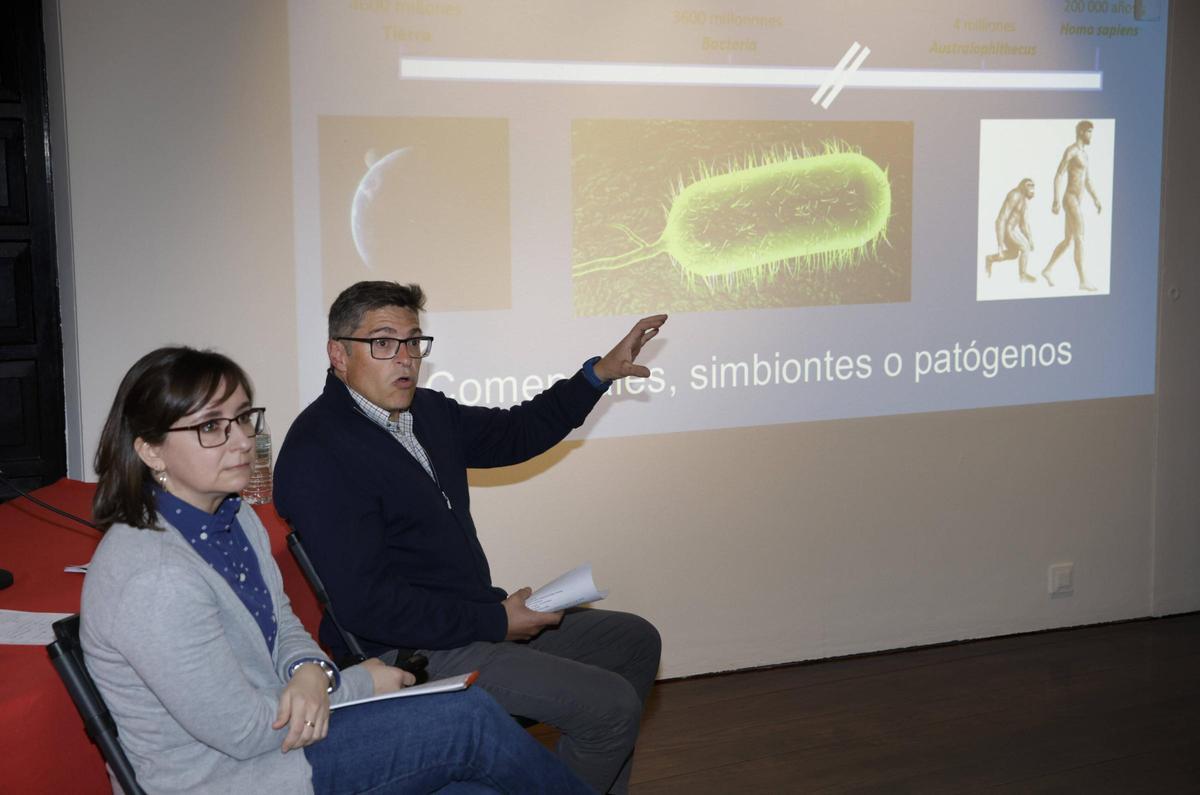 La visita guiada "Lo que los huesos cuentan" en el Palacio de Revillagigedo, en imágenes