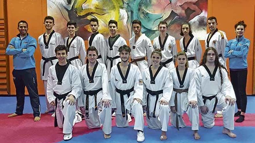 Los taekwondistas del Centre de Tecnificació de Balears posan junto a sus técnicos. fbt